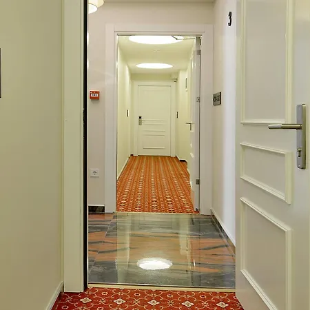Life (adults Only) Hotell 3*